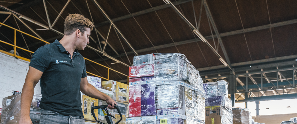 Magazijnmedewerker aan het werk in het magazijn van opkoper Zerostock